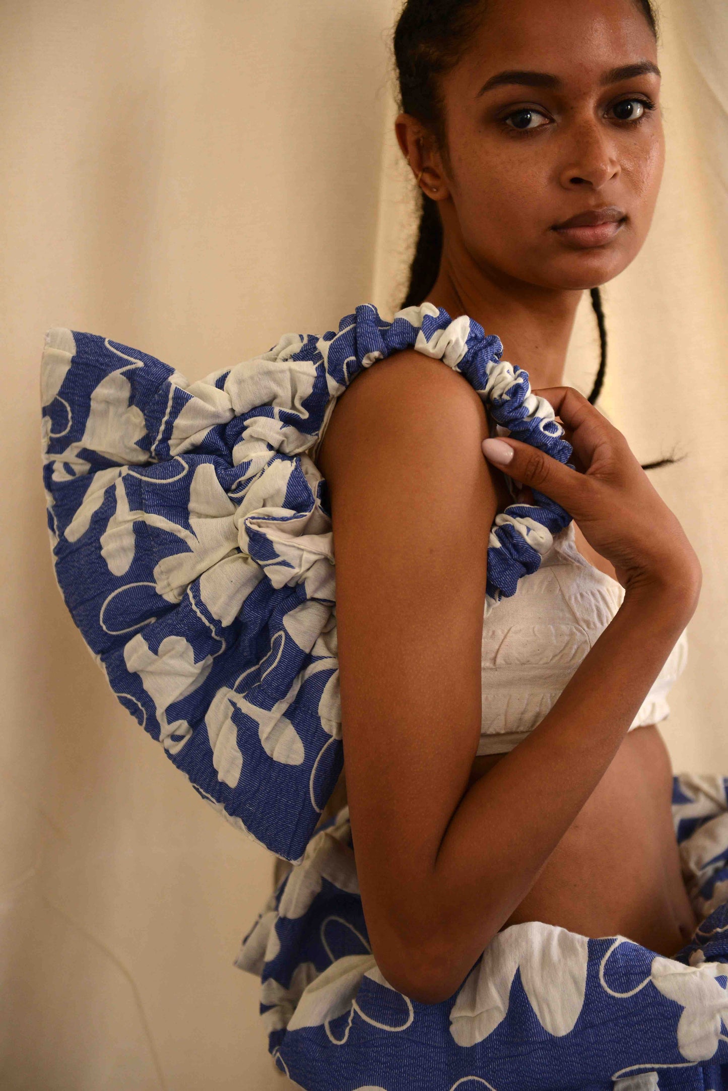 Strap pouch brocade