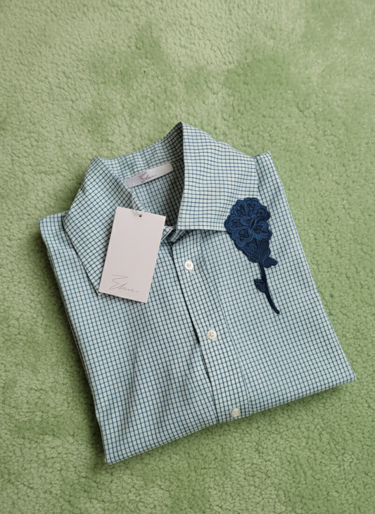 Joan talks to daisies