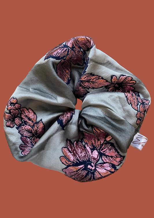 GREY FLOWER SCRUNCHY